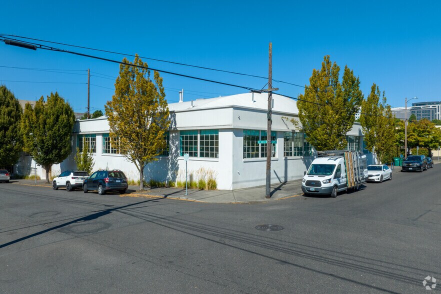 More Photos Of 911-915 NE Davis St, Portland Flex For Lease