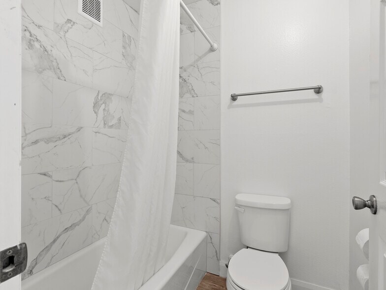 More Photos Of 307 S Main St, Huntington Hotel For Sale