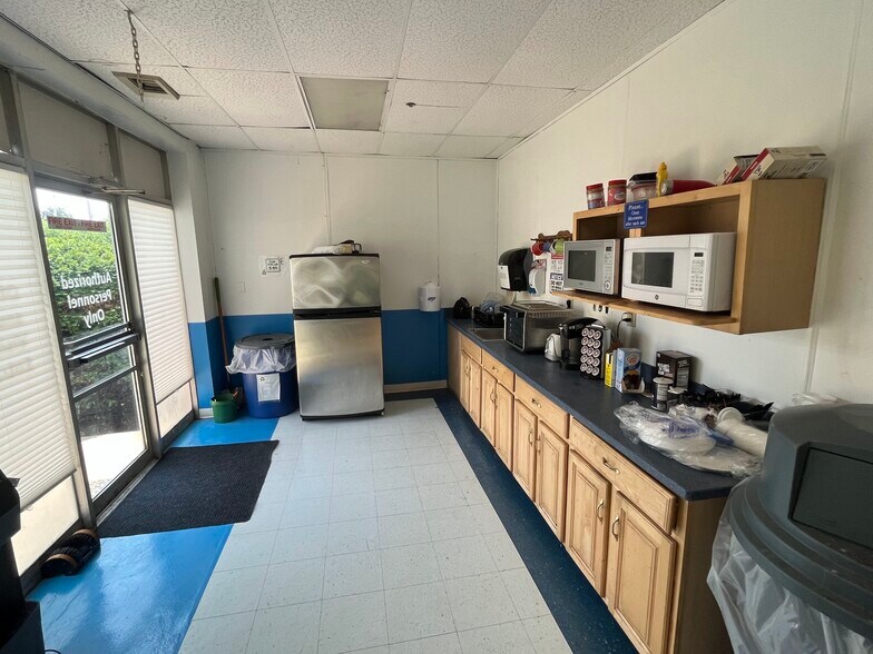 More Photos Of 200 Commerce Dr, Montgomeryville Warehouse For Sale