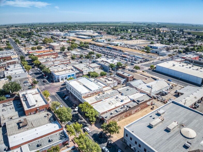 More Photos Of 137 N L St, Dinuba Storefront Retail Residential For Sale