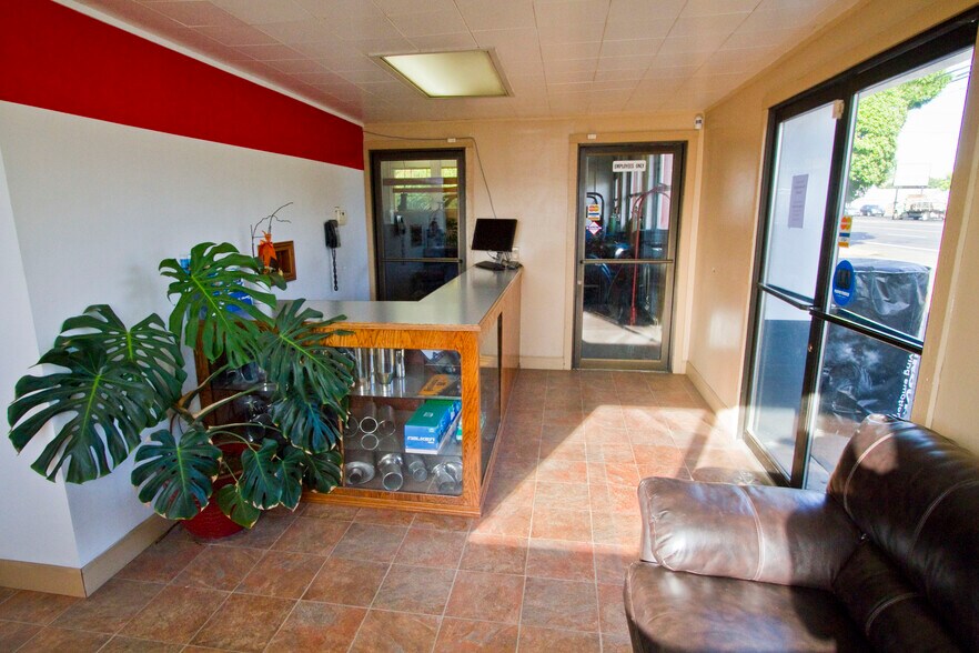 More Photos Of 5047 Main St, Springfield Auto Repair For Sale