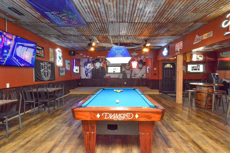 More Photos Of 402 W Deck St, New Douglas General Retail For Sale