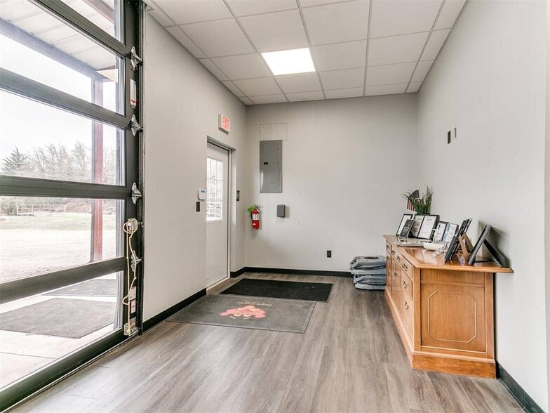 More Photos Of 6625 S Hiwassee Rd, Oklahoma City Showroom For Sale