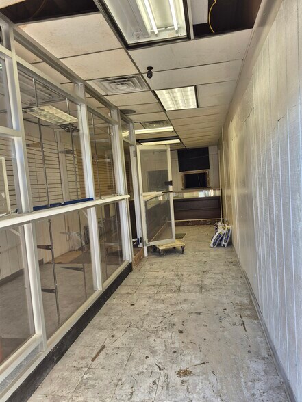 More Photos Of 5-7 W Patapsco Ave, Baltimore Bar For Lease