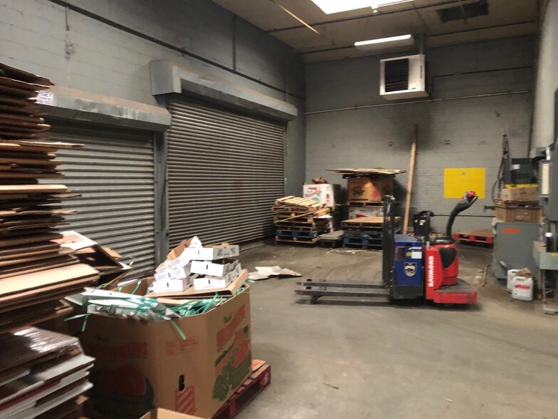 More Photos Of 16-26 Esther St, Newark Manufacturing For Lease
