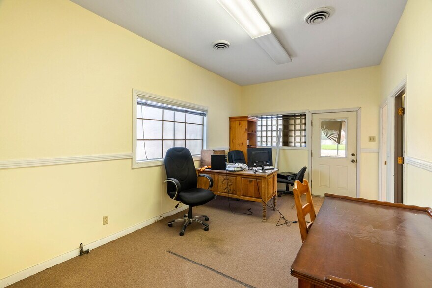 More Photos Of 2404 N US Highway 281, Alice Flex For Lease