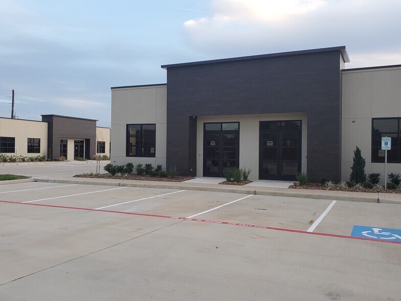 More Photos Of 8118 Fry Rd, Cypress Unknown For Lease