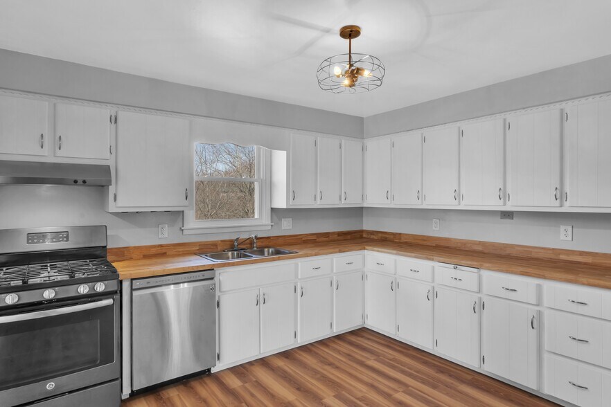 More Photos Of 1060 Pittsburgh Rd, Valencia Office Residential For Sale