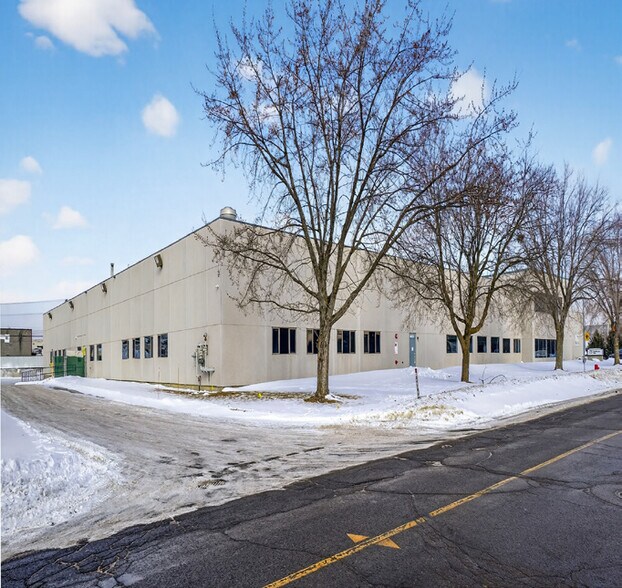 More Photos Of 330 Av Avro, Pointe-claire Warehouse For Lease