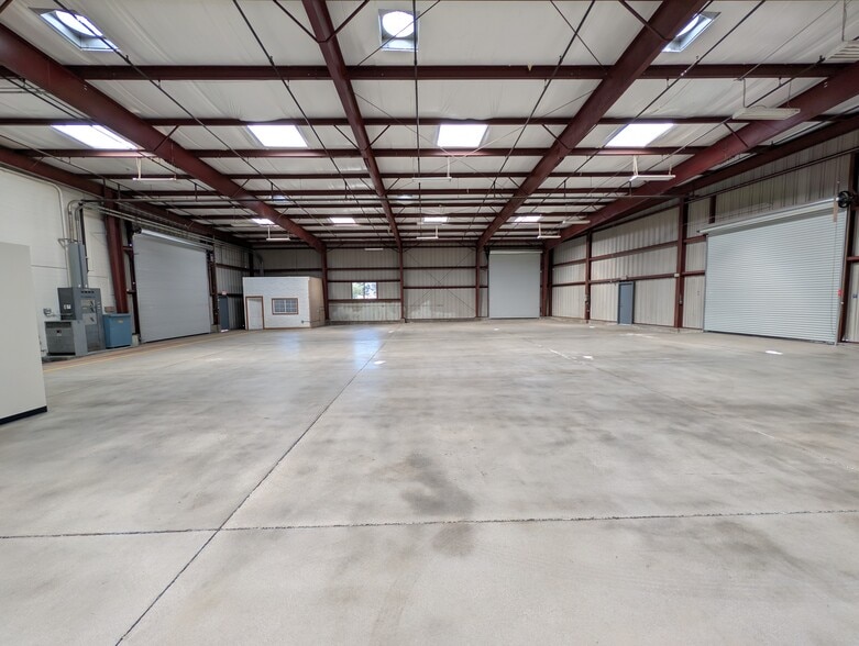 More Photos Of 1835 Dana St, Glendale Distribution For Lease