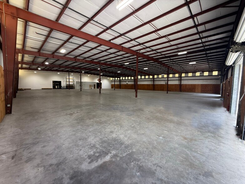 More Photos Of 1356 Bennett Dr, Longwood Distribution For Lease