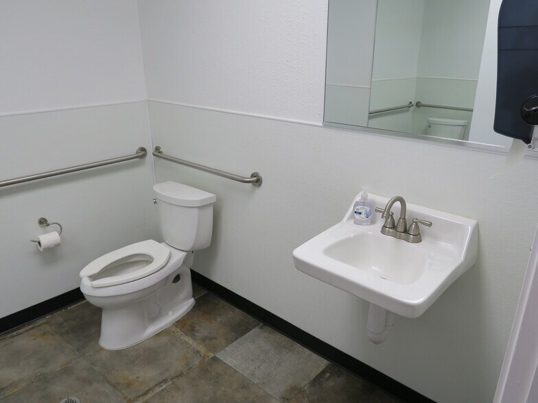 More Photos Of 5610-5613 Southwest Fwy, Houston Flex For Lease