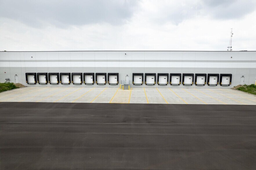 More Photos Of 3600 W 127th St, Alsip Truck Terminal For Lease