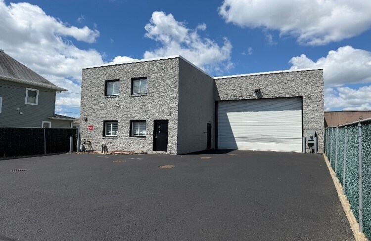 Primary Photo Of 99 Maple Pl, Freeport Warehouse For Sale