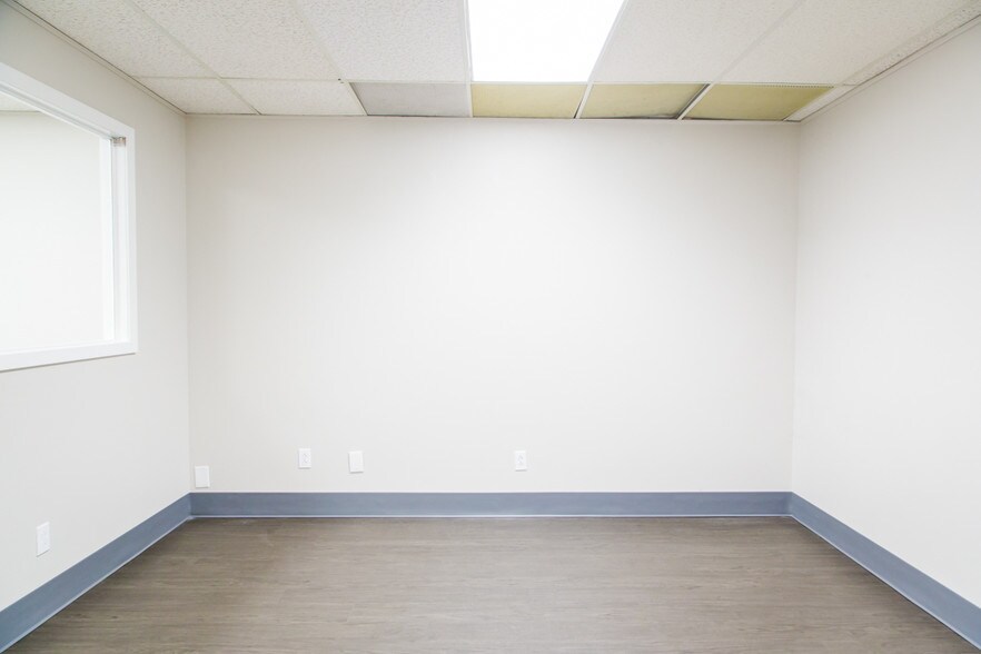 More Photos Of 10308 State Line Rd, Leawood Office For Lease