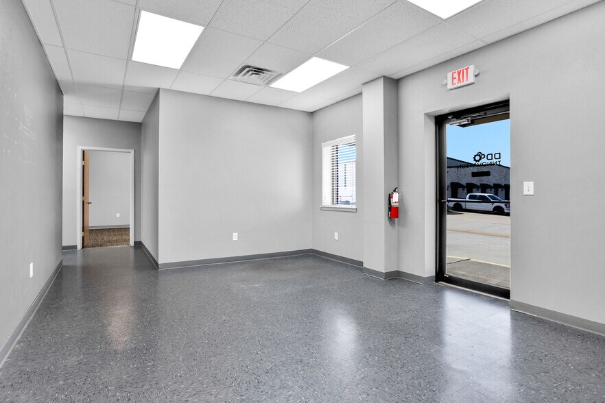 More Photos Of 2418 N Frazier, Conroe Warehouse For Lease