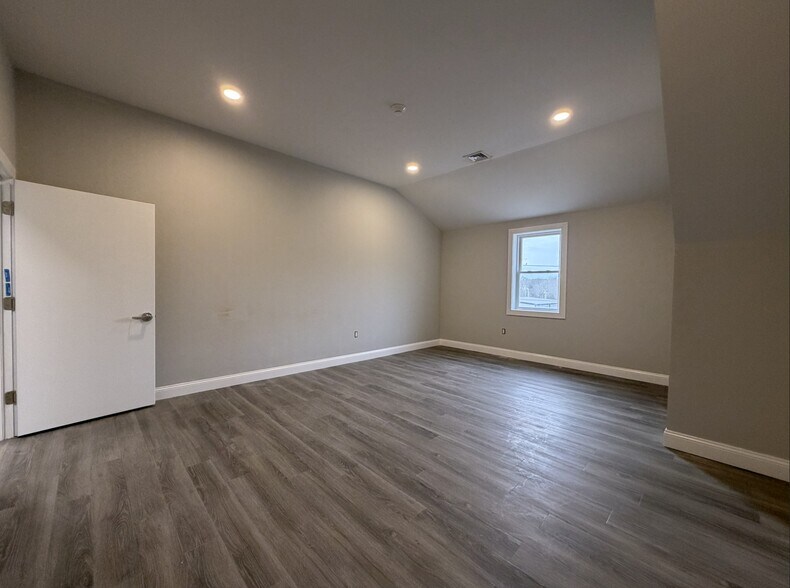 More Photos Of 2 Peter Rd, Bristol Land For Lease