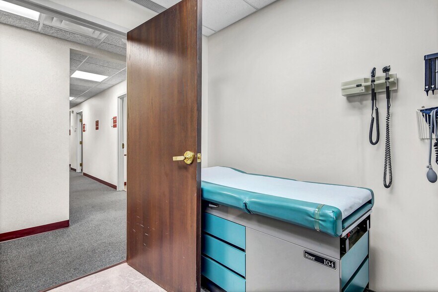 More Photos Of 1511 Northway Dr, Saint Cloud Medical For Sale