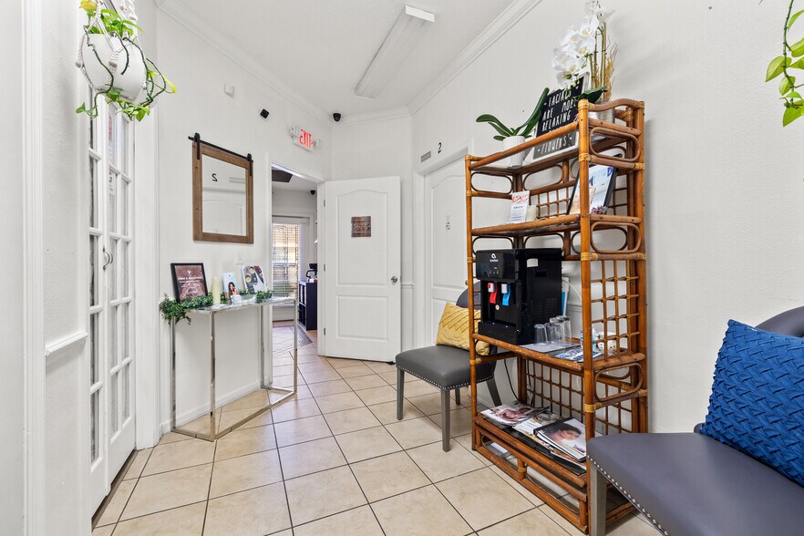More Photos Of 10941-10943 Countryway Blvd, Tampa Office For Sale