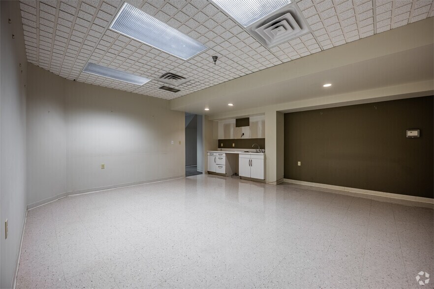 More Photos Of 600 N Bell Ave, Carnegie Unknown For Lease