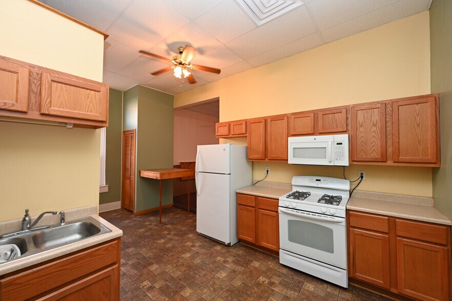 More Photos Of 111 N Market St, Winamac Showroom For Sale