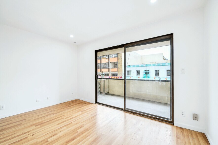 More Photos Of 823 Webster St, Oakland Storefront Retail Residential For Sale