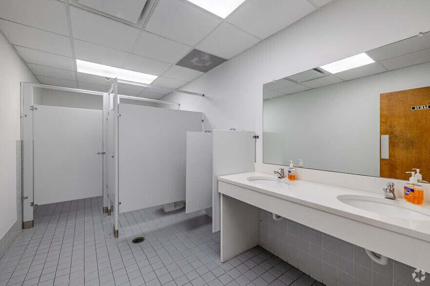 More Photos Of 40 Brunswick Ave, Edison Warehouse For Sale