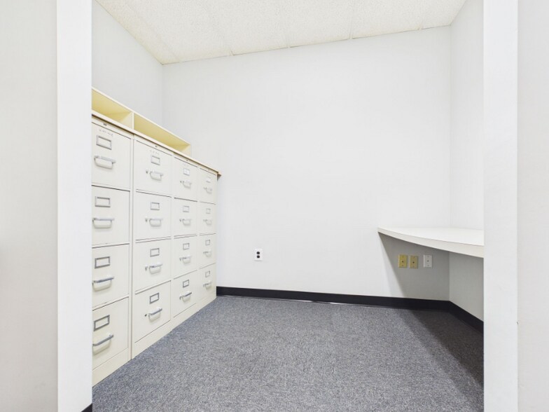 More Photos Of 305 Commerce Dr, Exton Light Manufacturing For Sale