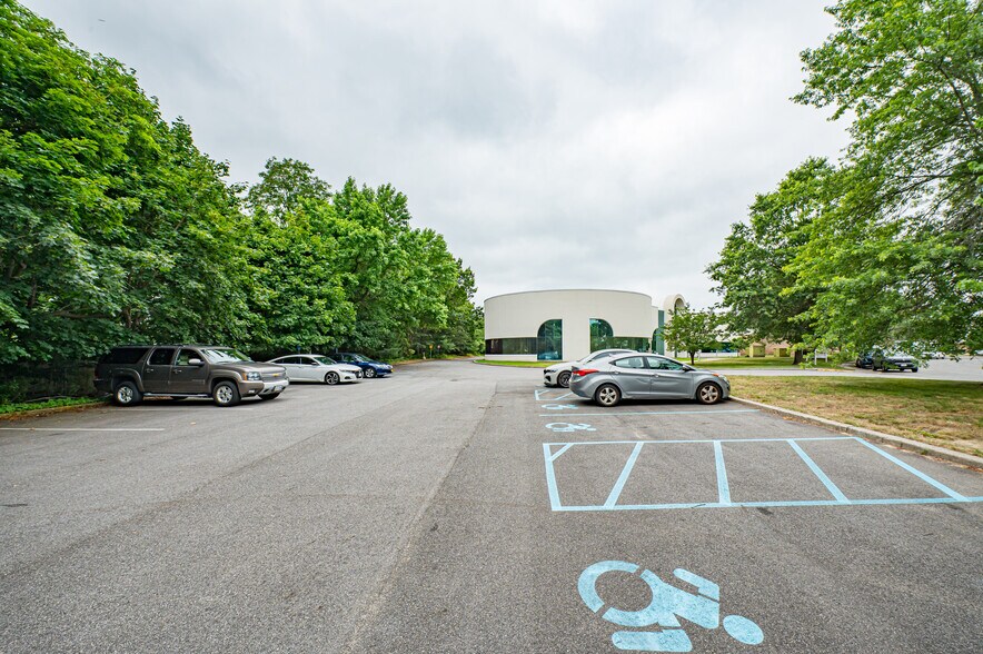 More Photos Of 30 Crossways E, Bohemia Manufacturing For Lease