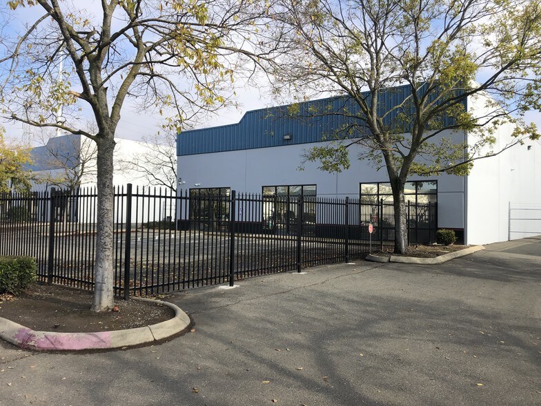 More Photos Of 8370 Rovana Cir, Sacramento Warehouse For Lease
