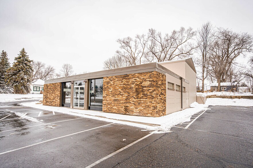 More Photos Of 2324 Vermillion St, Hastings Freestanding For Lease