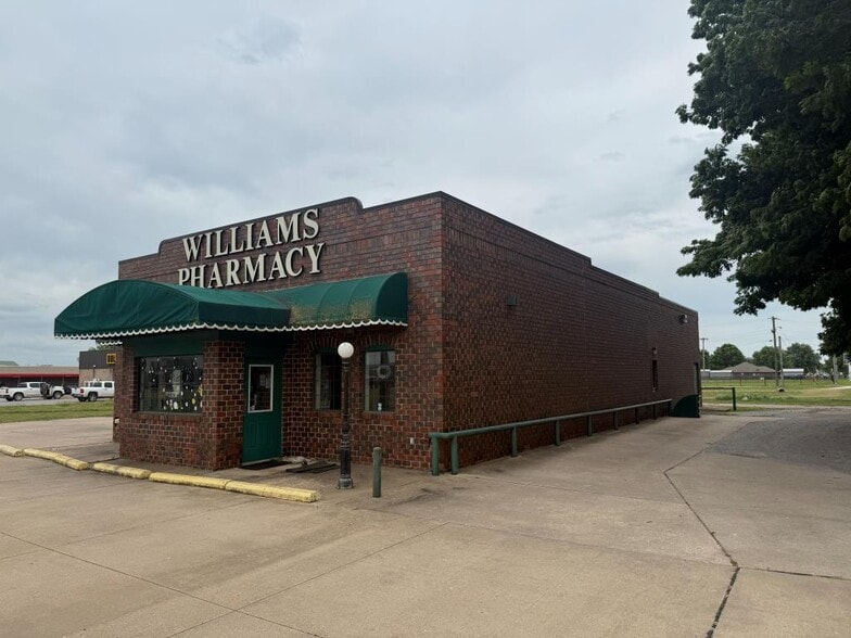 Primary Photo Of 700 E Broadway St, Lexington Drugstore For Sale