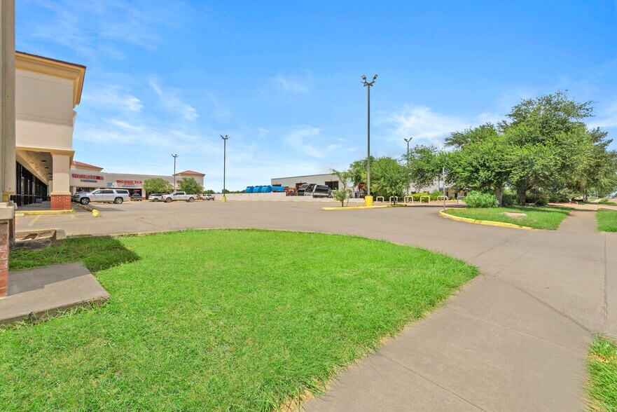 More Photos Of 301 Vista Rd, Pasadena Storefront For Lease