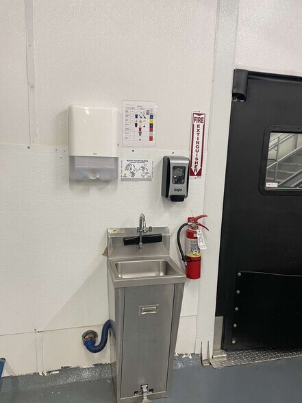 More Photos Of 10527 NE Sandy Blvd, Portland Warehouse For Sale