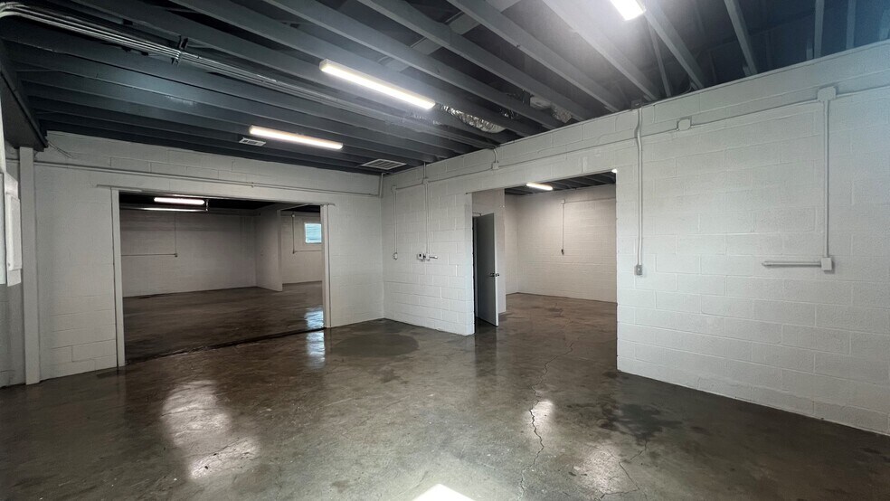 More Photos Of 2702 Manor Way, Dallas Flex For Lease