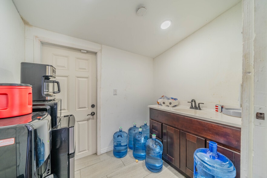 More Photos Of 14041 N Florida Ave, Tampa Auto Dealership For Sale