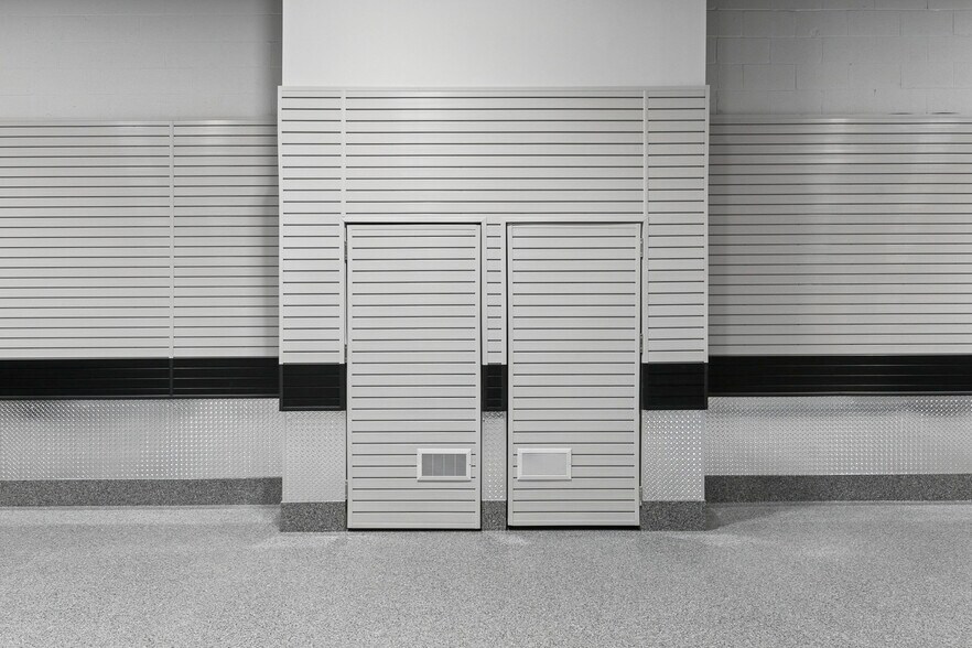 More Photos Of 2721 Markham Rd, Toronto Showroom For Sale