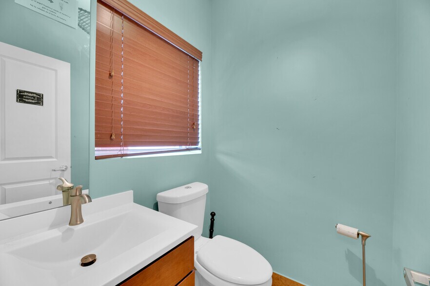 More Photos Of 224 NE 32nd Ct, Oakland Park Warehouse For Lease