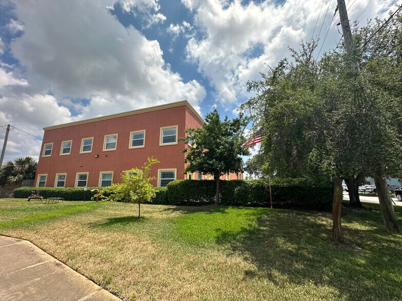 More Photos Of 14173 Honeywell Rd, Largo Warehouse For Lease