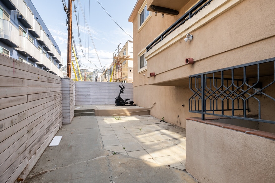 More Photos Of 1001 N Croft Ave, Los Angeles Apartments For Sale