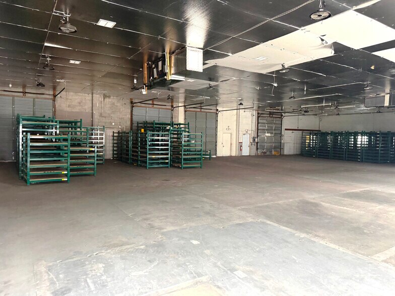 More Photos Of 1242 Market Cir, Port Charlotte Warehouse For Sale