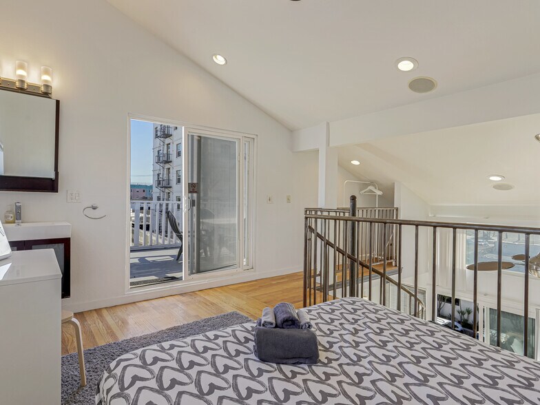 More Photos Of 14 Ozone Ave, Venice Apartments For Sale