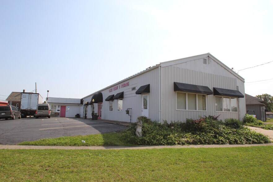 More Photos Of 8 Chestnut St, Elyria Convenience Store For Sale
