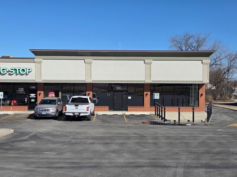 More Photos Of 1300-1326 Lake St, Roselle Unknown For Lease
