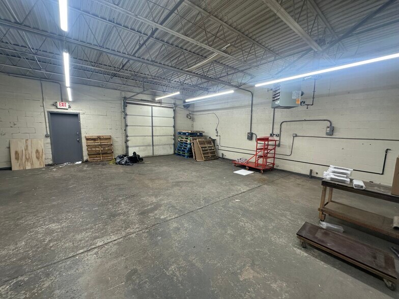 More Photos Of 2250-2266 Military Rd, Tonawanda Warehouse For Lease