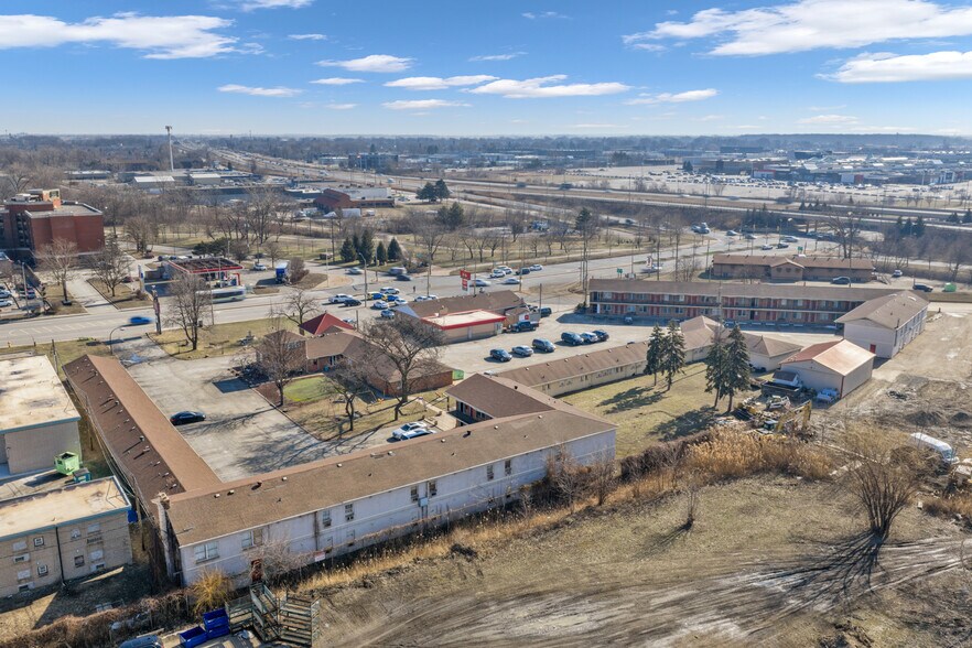 More Photos Of 2889 Howard Av, Windsor Hotel For Sale