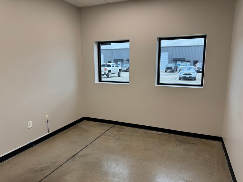 More Photos Of 27359 W Hardy Rd, Spring Warehouse For Lease