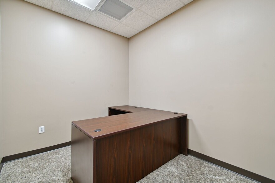 More Photos Of 6740 Crosswinds Dr, Saint Petersburg Coworking Space