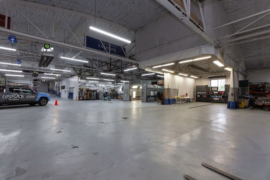 More Photos Of 925 Saw Mill River Rd, Yonkers Manufacturing For Lease
