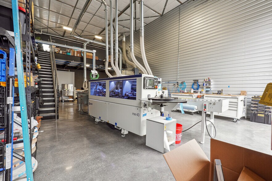 More Photos Of 105 Depot Dr, Belgrade Showroom For Lease